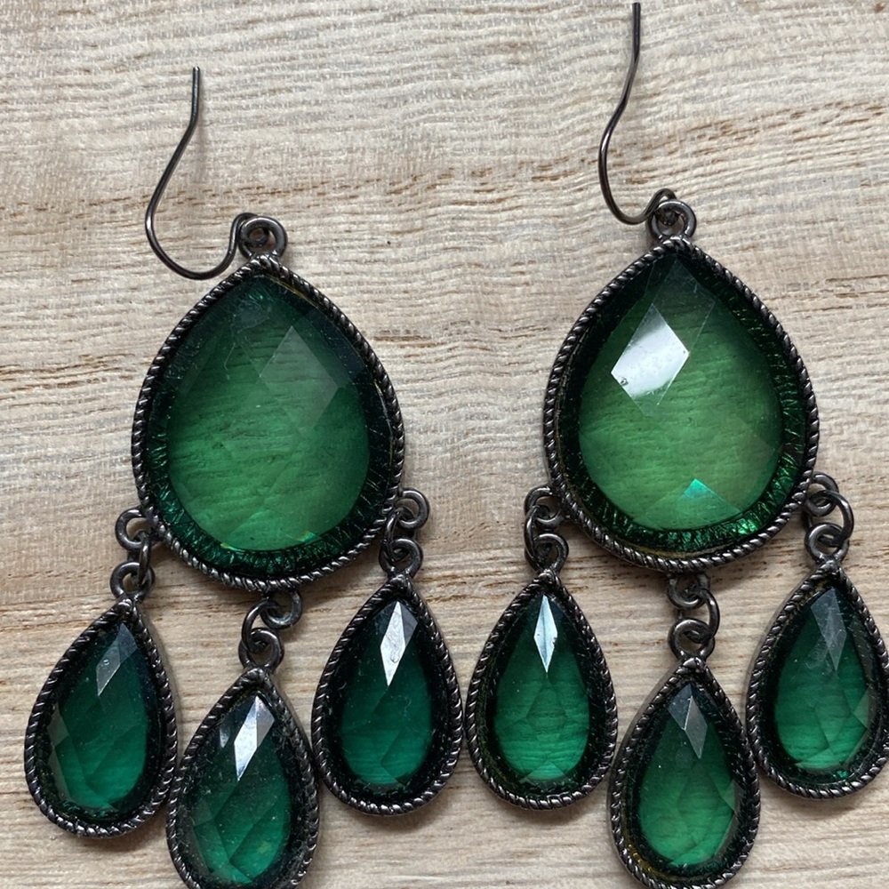 Green costume dangle earrings - Picture 6 of 11